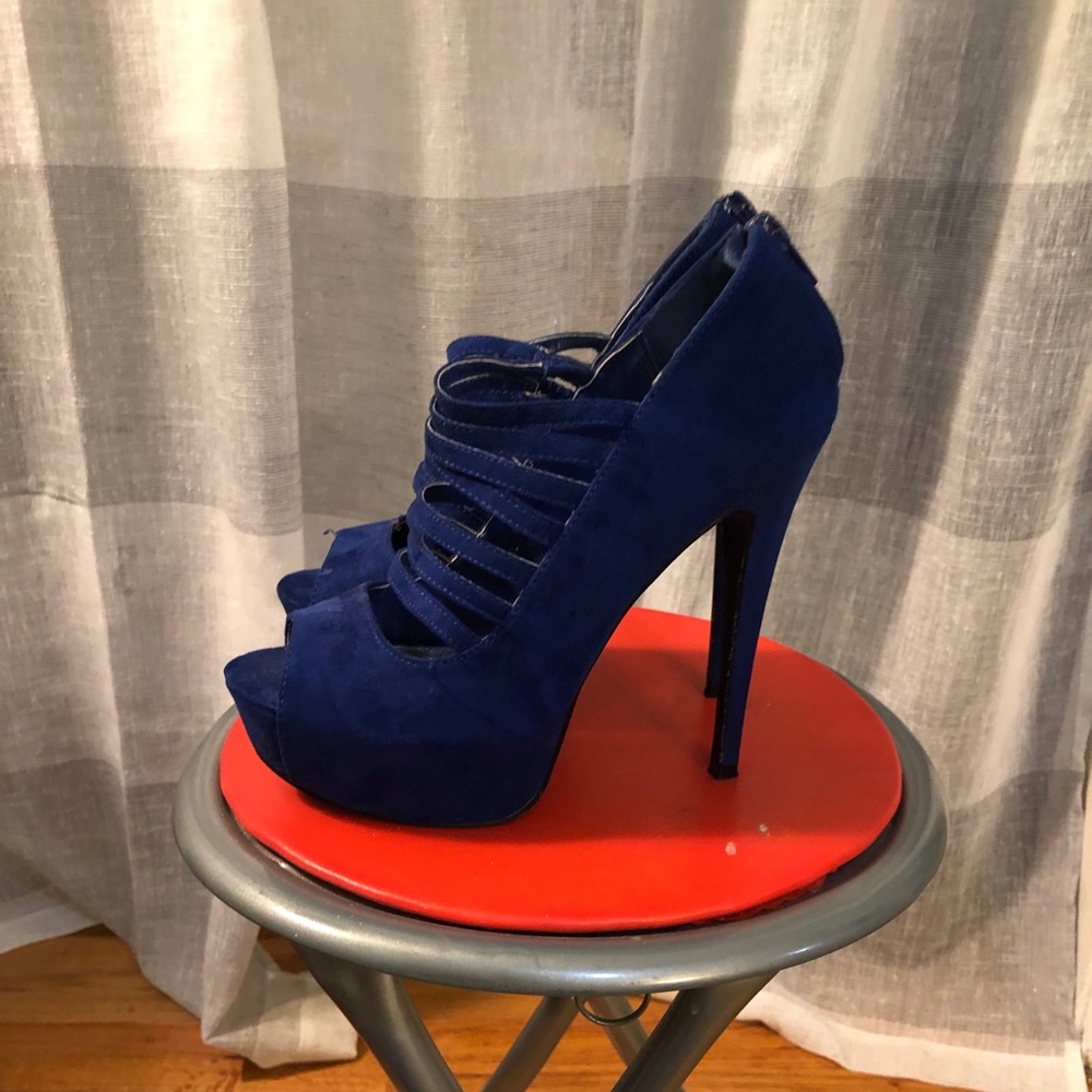 Heels - Picture 3 of 3